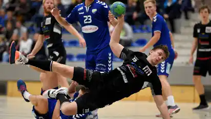 Erik Schmidt (am Ball) verstärkt zur neuen Saison die Zweitvertretung der SG Achim/Baden.