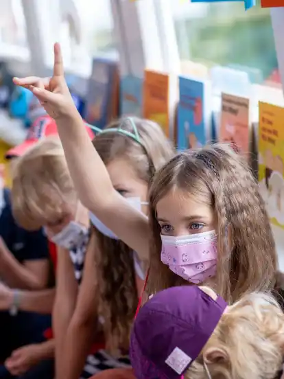 In Niedersachsen fällt die Maskenpflicht für Grundschülerinnen und -schüler in der ersten und zweiten Klasse.