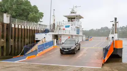 Der Fährbetreiber bringt Autos, Fußgänger und Fahrradfahrer an drei Stellen über die Weser.
