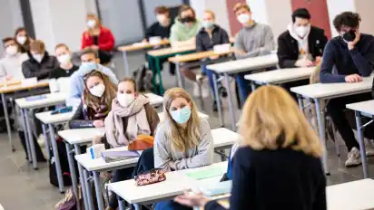 In Niedersachsen könnte in weiteren Klassenstufen die Maskenpflicht fallen (Symbolbild).