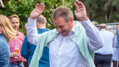 Große Freude bei Andreas Mattfeldt (CDU): Der Langwedeler gewinnt zum vierten Mal das Direktmandat für den Bundestag.