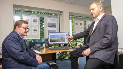 Thomas Ahrens (links) und Jürgen Oestmann tauschen sich über eins ihrer aktuell größten Projekte aus: Die Vermarktung der Neubauten auf dem Nobel-Grundstück in Moordeich. Der Startschuss dafür steht kurz bevor.