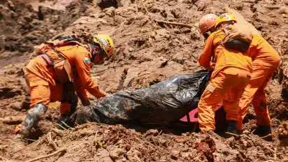 Rettungskräfte bergen eines der Opfer aus dem Schlamm nach dem Dammbruch bei einer Eisenerzmine im brasilianischen Brumadinho.