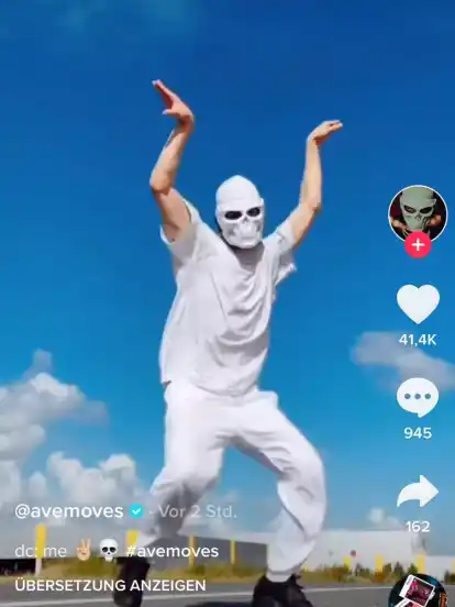 Man kennt ihn nur als Tänzer mit der Maske. Seinen richtigen Namen will Avemoves, der aus Bremerhaven kommt, nicht verraten.