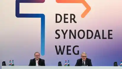 Thomas Sternberg (r), Präsident des Zentralkomitees der deutschen Katholiken, und Georg Bätzing, Vorsitzender der Deutschen Bischofskonferenz, bei der Zweiten Synodalversammlung der katholischen Kirche. Foto: Arne Dedert/dpa