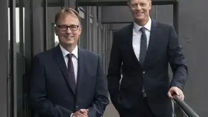 Der Vorstand der Bremischen Volksbank, Detlev Herrmann (links) und Ulf Brothuhn, will ab jetzt Menschen für eine Investition in ihre Genossenschaftsbank gewinnen, die bisher kein Mitglied sind.