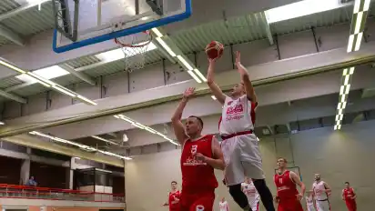 18 Punkte: Marco Mennebäck (am Ball) präsentierte sich stark, aber auch er konnte die Pleite zum Auftakt nicht verhindern.