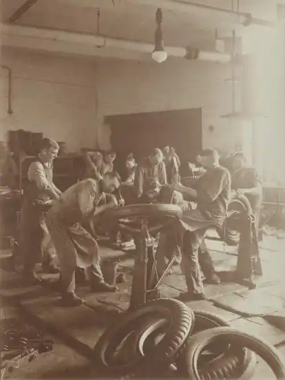 Männer arbeiten in der Reifenproduktion von Continental im Werk Hannover-Vahrenwald (Aufnahme aus dem Jahr 1921).