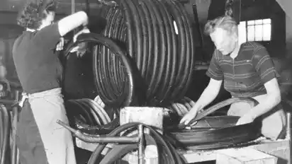Frauen arbeiten in der Reifenfertigung im Continental Werk Korbach (undatierte Aufnahme).