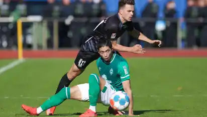 Kampf um den Ball: Kyu-Hyun Park vom SV Werder und Philipp Eggersglüß (SV Atlas Delmenhorst).
