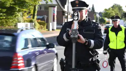 Oberkommissar Eric Fitzner misst die Geschwindigkeit am Laser.