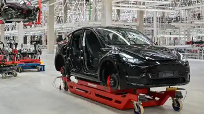 Ein im Bau befindlicher Tesla - Model Y - in der Gigafactory in Grünheide. Hier sollen jährlich rund 500.000 Exemplare gebaut werden. Foto: Patrick Pleul/dpa-Zentralbild/ZB