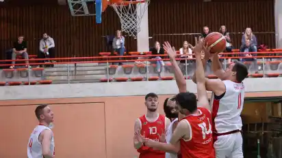 Déjà-vu: Marco Mennebäck (am Ball) gelangen wieder die meisten Punkte in der Partie, doch verloren haben die Devils erneut.