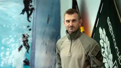 Jerome Fuchs, seit 2014 Kommandeur der GSG 9, steht in seinem Büro.
