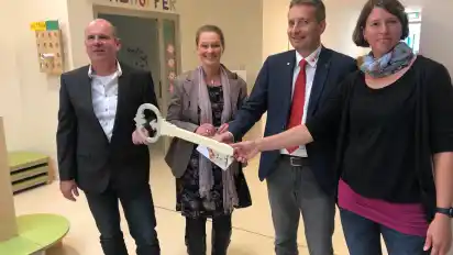 Die Architekten Armin Hellwege und Ulrike Buttkus übergaben den symbolischen Schlüssel an DRK-Geschäftsführer Rolf Eckhoff und Kita-Leiterin Yvonne Schnackenberg (von links).