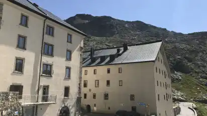 Das Hospiz der Chorherren vom Großen Sankt-Bernhard auf 2469 Metern bei sonnigem Wetter. Nur von Juni bis September ist der Pass schneefrei.