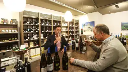 Kenner unter sich: Der Borgfelder Helmuth Gaber (links) berichtet über sein Weingut in Siebenbürgen, der Lilienthaler Händler Jörg Dieter Rings erzählt, welche Weine es in sein Regal schaffen.