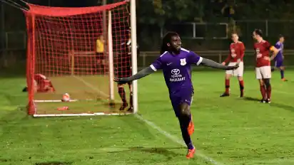 Die Entscheidung: Alioune Badara Youm vom TV Jahn wurde mit dem späten Treffer zum 2:1 zum Mann des Spiels.