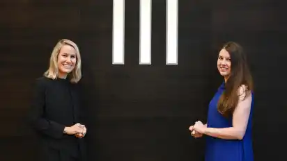 Julia Grimm (links) und Rebecca Ruehle sind am Freitag mit dem Wolfgang-Ritter-Preis ausgezeichnet worden.