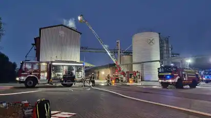 Mithilfe der Drehleiter mit Korb der nachalarmierten Feuerwehr Wildeshausen wurde ein Löschzugang über die Dachhaut geschaffen.