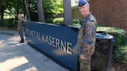 Seit dem Jahr 2021 heißt die ehemalige Feldwebel-Lilienthal-Kaserne nun Delmetal-Kaserne. Zu sehen bei der feierlichen Umbenennung sind hier Oberstleutnant Torsten Andreas Ickert (links) und Generalleutnant Martin Schelleis.