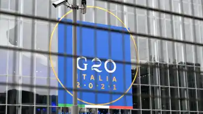 Zwei Überwachungskameras zeigen in Richtung der Kongresshalle La Nuvola (Die Wolke) in Rom. Italien will mögliche Ausschreitungen mit einem großen Polizeieinsatz, Militär und weiträumigen Sperrzonen verhindern. Foto: Johannes Neudecker/dpa