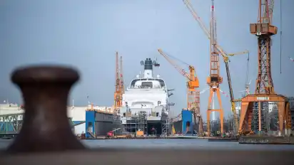 Wie geht es mit der Werft in Bremerhaven weiter? Eine Schließung wäre nicht nur für die Belegschaft fatal.