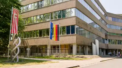 Im früheren Verwaltungsgebäude der Vulkan-Werft ist die Bremer Landeserstaufnahmestelle für Asylbewerber untergebracht.