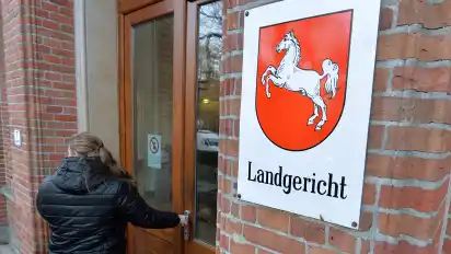 Vor dem Landgericht Oldenburg muss sich ein 27-Jähriger zum zweiten Mal wegen mutmaßlichen Betrugs mit unechtem Gold verantworten (Archivbild).