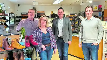 25 Jahre Schuhmoden Reuter in Wüsting: Gerd und Birgit Reuter (von links) mit Bürgermeister Jörg Skatulla und Sohn Nico Reuter. Nicht auf dem Bild ist Tochter Kira.