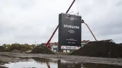 Die 22 Meter hohen Werbewände sollen so lang bleiben, wie sie nicht im Weg stehen werden. Die Genehmigung gelte für drei Jahre. Weitere Ideen der Zwischennutzung sind Projektentwickler Christoph Peper willkommen.
