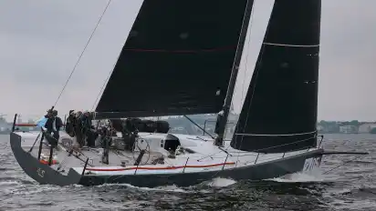 Eine 45-Fuß-Jacht wie die "Halbtrocken 4.5" benötigt eine große Crew, um schnell durch die See gebracht zu werden.