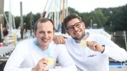 Stolz präsentieren Justus Reinke (links) und Marc Viehöfer vom Wassersportverein Aumund ihre WM-Goldmedaillen.