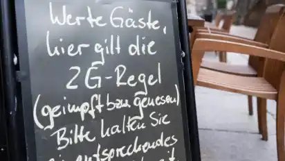 Auf einem Schild wird vor einem Restaurant in Dresden auf die 2G-Regel hingewiesen. Foto: Sebastian Kahnert/dpa-Zentralbild/dpa