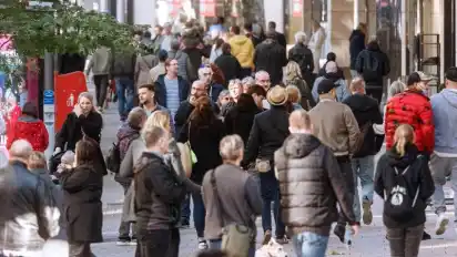 Verbraucher in Deutschland müssen sich angesichts globaler Lieferprobleme noch lange auf Verzögerungen im Handel einstellen. Foto: Markus Scholz/dpa