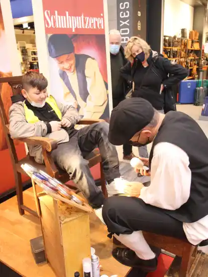 Selbst Sneaker bekommt Schuhputzer Christian Seifert wieder blank.