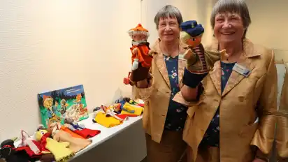 Tritratrullalla: Irmgard (rechts) und Christa Pastors zeigen im Kreismuseum Syke eine Auswahl ihrer Handpuppensammlung.