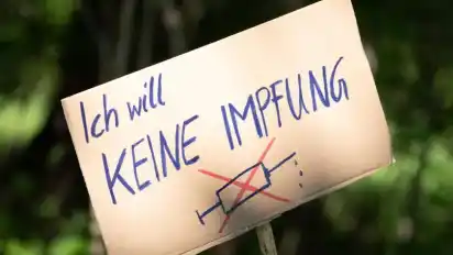 Ein Schild mit der Aufschrift „Ich will keine Impfung“ am Rande einer Kundgebung in Dresden. Foto: Sebastian Kahnert/dpa