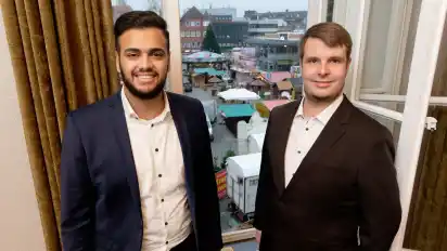 Zeynal Kaya (links) leitet die Erhebungsstelle in Delmenhorst, unterstützt von seinem Stellvertreter Ole Schwebe.