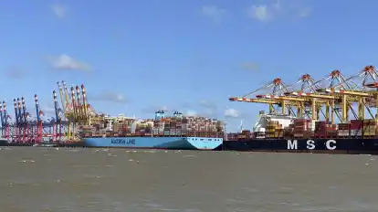 Der Containerumschlag in Bremerhaven liegt nach dem dritten Quartal bei 3,8 Millionen Standardcontainern (TEU), was ein Plus von 10,2 Prozent im Vergleich zum Vorjahreszeitraum bedeutet.