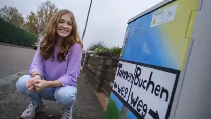 Lina Sündermann hat Spaß daran, Stromkästen bunt zu bemalen und sie darf das auch.