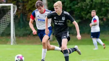 Feierte mit dem MTV Bokel einen klaren Sieg in Unterzahl: Max Behrends (schwarzes Trikot, hier auf einem Archivbild).