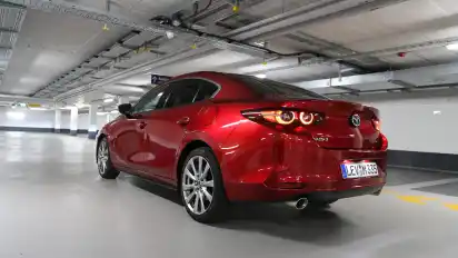 Gibt's doch gar nicht? Klar gibt es den kompakten Mazda3 auch mit verlängertem Heck. Wobei: Mit 4,66 Metern Länge definiert der Mazda3 Fastback den Begriff Kompaktheit doch sehr großzügig.