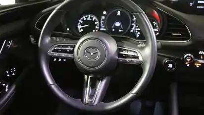 Alle Hersteller, die langweilige oder zwanghaft moderne und überkandidelt digitale Cockpits gestalten, schauen hier bitte mal genau hin und murmeln dann verschämt: Beim nächsten Mal machen wir es uns auch so schön.