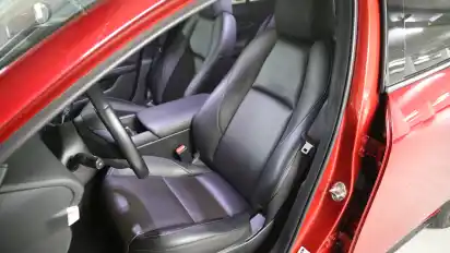 In gewisser Weise ein Ruhesitz: Vom e-Skyctiv X genannten Motor dringen nur wenige Geräusche in den Innenraum, erst ab Tempo 160 auf der Autobahn wird es etwas lauter.