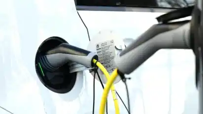 In Deutschland sind im Schnitt 1,1 Prozent der gemeldeten Pkw E-Autos. Der Anteil hat zuletzt deutlich zugenommen. Foto: Ian West/PA Wire/dpa/Symbolbild