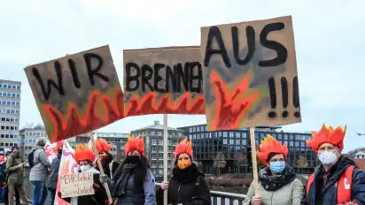 Streikende auf der Wilhelm-Kaisen-Brücke: Verdi, die GEW und die Gewerkschaft der Polizei hatten ihre Mitglieder zu einem Sternmarsch durch die Stadt aufgerufen.