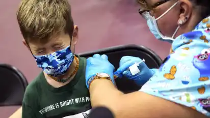 Ein Siebenjärhiger aus Pasadena bekommt in den USA eine Covid-19-Impfung.