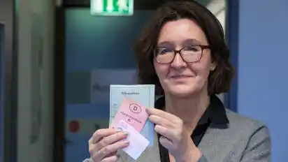 Graues Papier, rosa Papier, Scheckkarte: Bürgeramtsleiterin Dagmar Gattow zeigt drei Generationen von deutschen Führerscheinen.