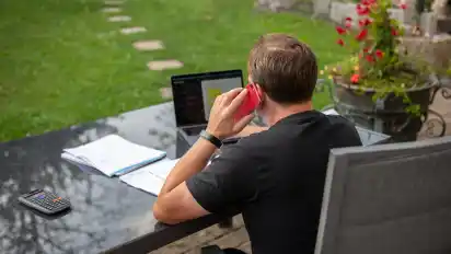 Homeoffice im Garten. Auch irgendwann nach einem Ende der Corona-Pandemie eröffnet das mobile Arbeiten neue Chancen.